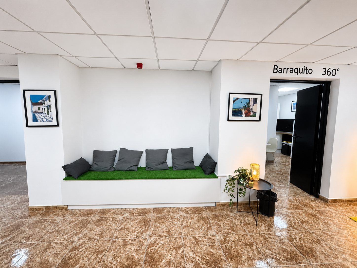 Sala con televisor de 80 pulgadas en CielBOX Vecindario