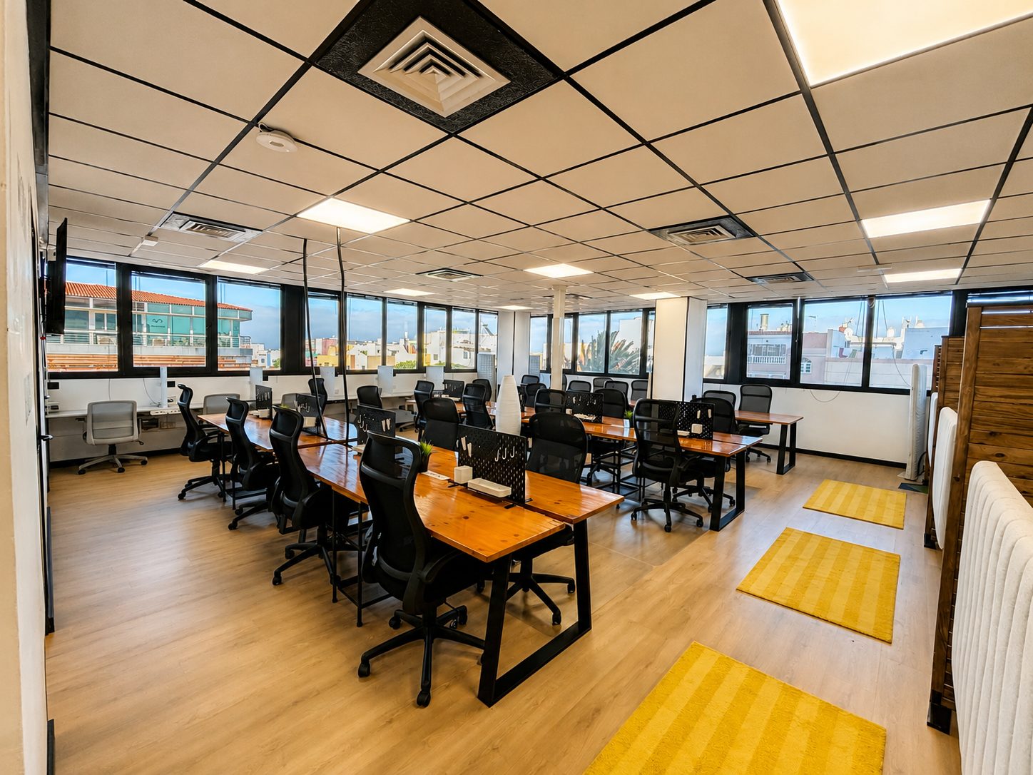 Espacio principal del coworking en Vecindario CielBOX con puestos de trabajo y luz natural